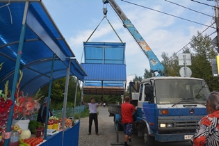 На улице Малахова, 62 в Барнауле для пенсионеров установили дополнительные торговые лотки 