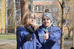 В Барнауле проходят акции по высадке деревьев и уборке мусора