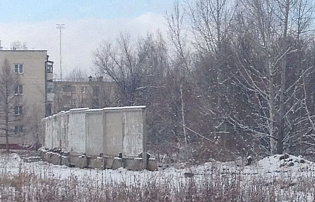На строительной площадке в п.Научный Городок начали установку ограждения