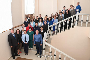 В администрации Барнаула наградили победителей городского конкурса «Волонтеры Победы – 2025»