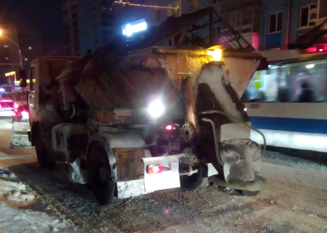 Почти 3,5 тысячи кубометров снега вывезли с дорог Барнаула ночью 20 декабря