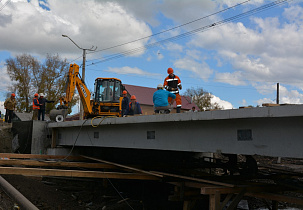 Ремонт на мосту через реку Пивоварку идет полным ходом