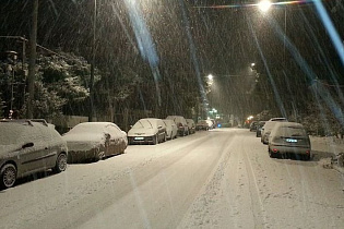 В Барнауле устраняют последствия сильного ветра