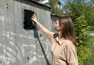 В Барнауле волонтеры закрасили трафаретную рекламу наркотиков