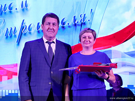 Барнаульским строителям вручили награды к профессиональному празднику