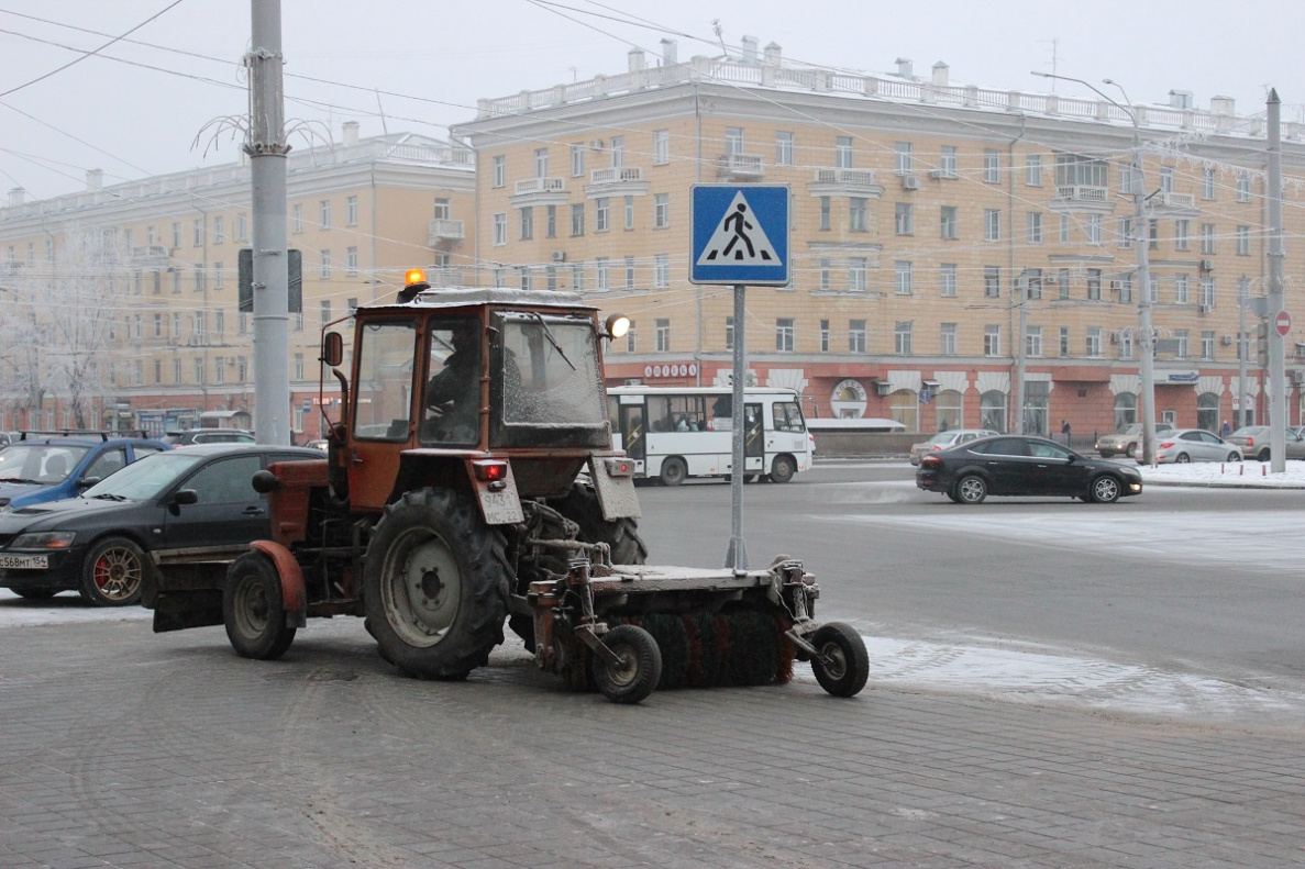 Дорожники очищают тротуары Барнаула в ночную смену 