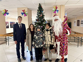 Представители администрации города и Барнаульской городской Думы вручают новогодние подарки юным барнаульцам