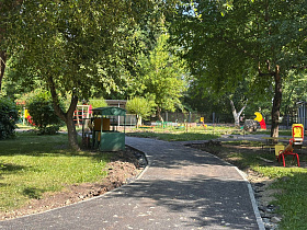 Территорию детского сада в барнаульском посёлке Южном заасфальтировали по проекту инициативного бюджетирования