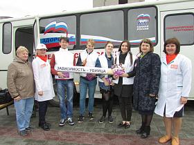 На улице Мало-Тобольской разрезали символическую двухметровую сигарету под названием «Зависимость – убийца»