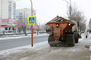 Дорожники обрабатывают тротуары песком для предотвращения гололеда