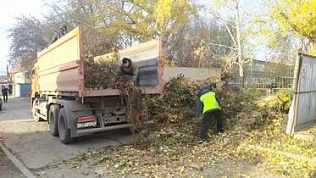 В рамках «чистого» четверга в Ленинском районе Барнаула убирают несанкционированные свалки и проводят экологические акции