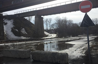 Из-за подъема воды в Барнаулке по участку дороги в районе озера Пионерское запретили движение транспорта
