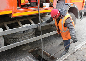 Дорожники следят за состоянием ливневой канализации в Барнауле