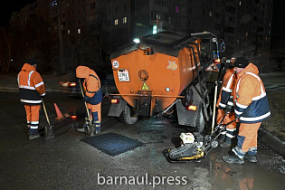 Ремонт участков дорог с применением холодного асфальта ведётся в Барнауле