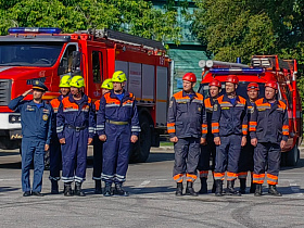 В Барнауле в честь Дня России прошел развод пожарно-спасательных подразделений