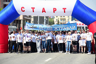 В Барнауле прошла патриотическая акция «Белые журавли»