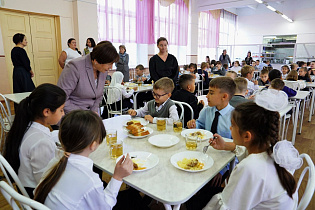 В барнаульской школе № 68 прошёл общественный контроль питания