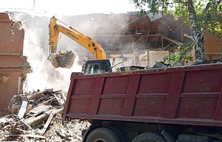 На территории Октябрьского района Барнаула приступили к сносу аварийного дома по ул.Петра Сухова, 12