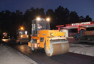 На улице Весенней укладывают новый асфальт в рамках проекта «Безопасные и качественные дороги»