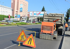 Вниманию автомобилистов: в Барнауле на проспекте Ленина дорожники восстанавливают колодец ливневой канализации