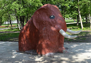 Скульптуру «Мамонтенка» убрали из-за возможной угрозы жизни и здоровью посетителей сквера