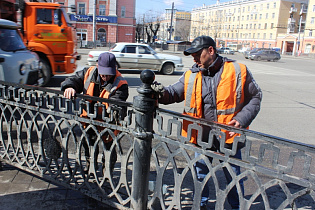 Рабочие дорожной службы Барнаула начали мыть ограждения и остановочные павильоны