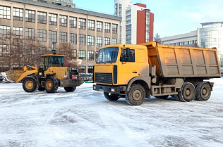 В Барнауле продолжают убирать снег на территории общественных пространств 