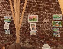 В историческом центре города работает выставка детских рисунков о Барнауле