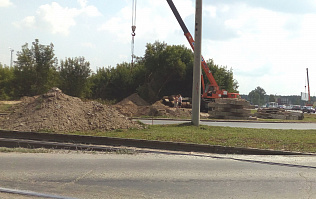 На участке строящегося транспортного кольца в Барнауле готовят основу для дорожной одежды