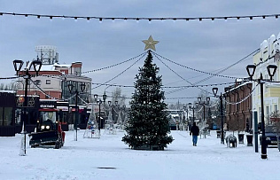 В Барнауле обустраивают новогодние городки на улице Мало-Тобольской и на площади у ДК «Южный»