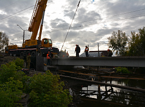 На мосту через Пивоварку завершен монтаж балок пролетных строений