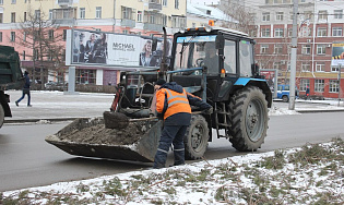 Снегоуборочная техника на улицах Барнаула 21 ноября