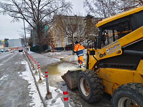 Дорожная служба проводит противогололедную обработку улицах Барнаула