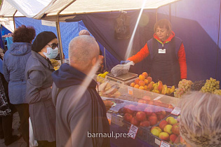 Товарооборот продуктовой ярмарки в пригороде Барнаула составил почти 1,8 миллиона рублей