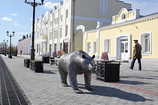 Улицу Мало-Тобольскую украсила скульптура медведя