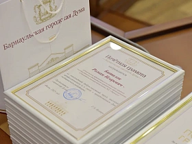 Медицинским работникам Барнаула вручили награды в преддверии профессионального праздника