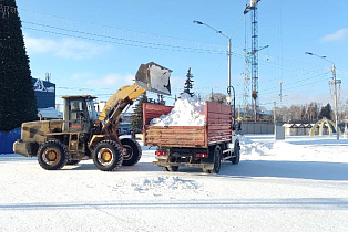 Специалисты МБУ «Благоустройство и озеленение» ведут очистку общественных территорий Барнаула 