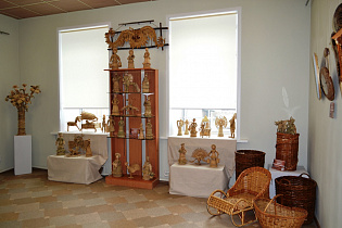 В выставочном зале Дома народного творчества проводят экскурсии и приглашают на мастер-классы