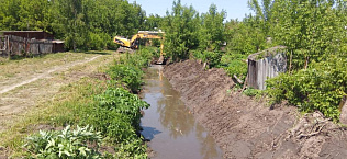 В Барнауле очищают от мусора и поросли русло реки Пивоварки
