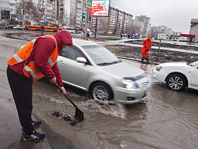 Дежурные бригады барнаульского Автодорстроя контролируют работу ливнеприемных решеток