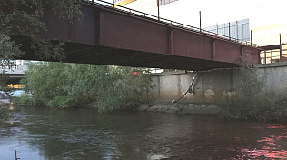 В русле Барнаулки между проспектами Социалистическим и Ленина убрали затор из пластиковых бутылок