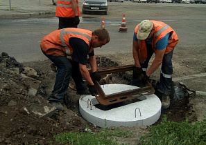 На улице Георгия Исакова ремонтируют ливневые колодцы 