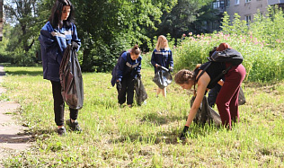 Бойцы экологического отряда «Зеленая волна» приводят в порядок зеленые уголки в Железнодорожном районе