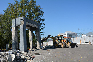 В парке Центрального района демонтируют ограду