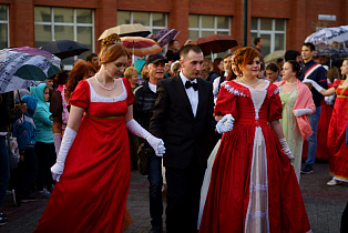 На пешеходной улице Мало-Тобольской состоялось театрализованное представление «Ночной бал»