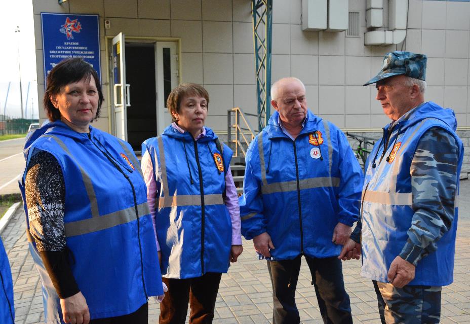 Дружинники помогают следить за порядком во время трансляции футбольных матчей
