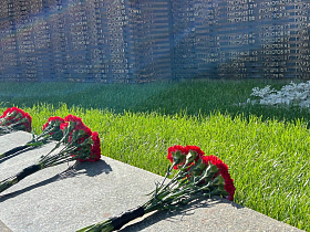 В День памяти и скорби возложили цветы к Мемориалу Славы в Барнауле