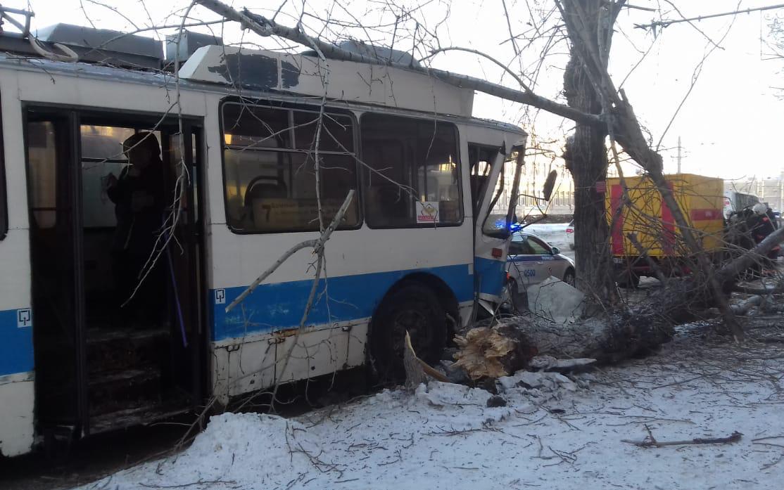 МУП «Горэлектротранс» организует проверку по факту ДТП с участием троллейбуса