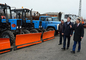 Глава Барнаула Сергей Дугин проверил готовность дорожной техники к очистке города от снега и наледи