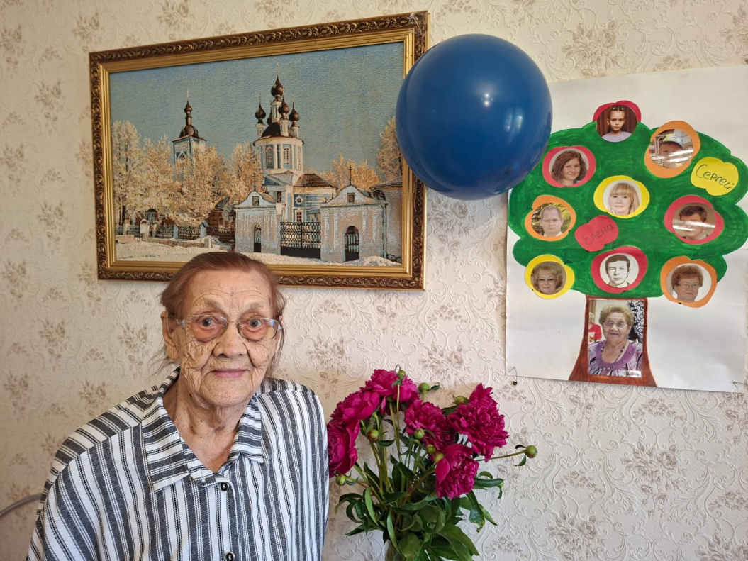 100-летний юбилей отметила жительница Октябрьского района Барнаула, труженик тыла Анастасия Ивановна Довгань